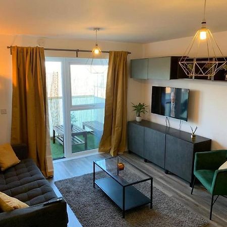 Lovely 1-Bed Serviced Apartment With Free Parking West Thurrock Esterno foto