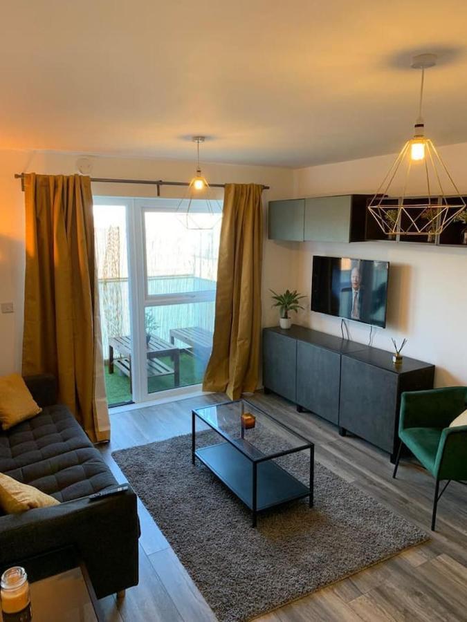 Lovely 1-Bed Serviced Apartment With Free Parking West Thurrock Esterno foto