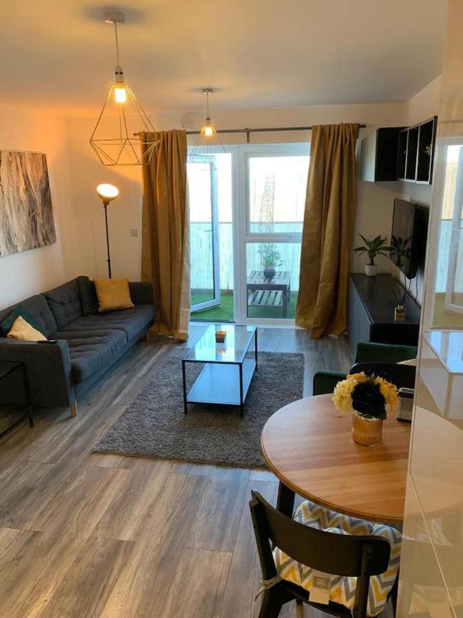 Lovely 1-Bed Serviced Apartment With Free Parking West Thurrock Esterno foto