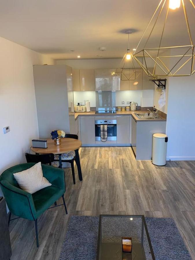 Lovely 1-Bed Serviced Apartment With Free Parking West Thurrock Esterno foto