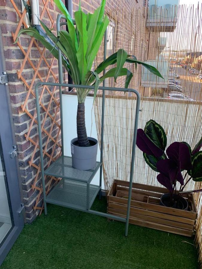 Lovely 1-Bed Serviced Apartment With Free Parking West Thurrock Esterno foto